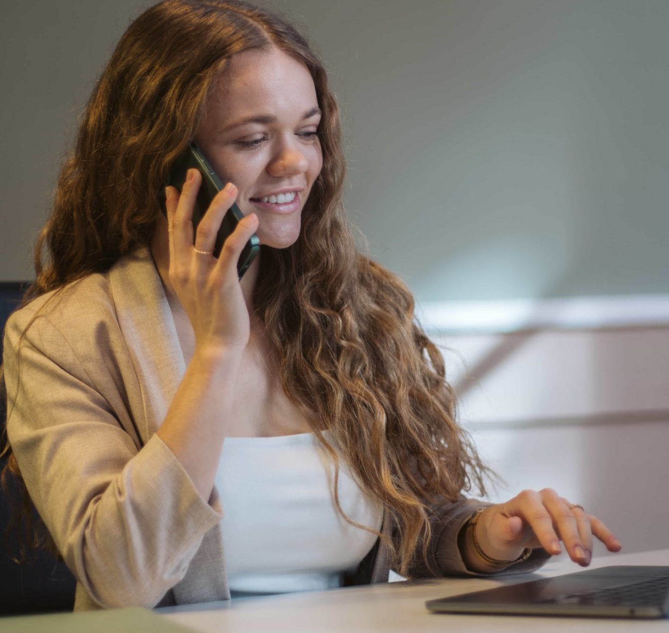 Brautpaar im Oldtimer-Cabrio auf Kieselweg. Braut wirft Blumenstrauß nach oben.
