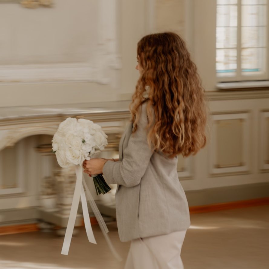 Hochzeitsplanerin Hannah vonNeckarMomente beim Eindecken auf einer Hochzeit
