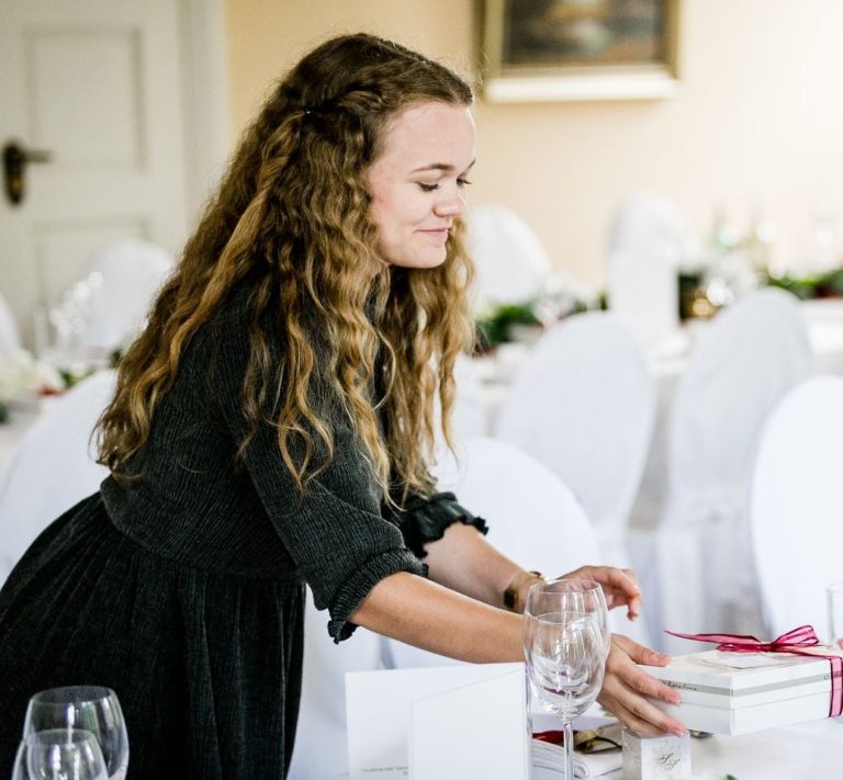 Hochzeitsplanerin Hannah von NeckarMomente am Eindecken für eine Hochzeit